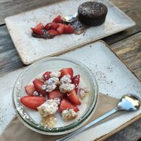 Vegan strawberry crumble at 60 Seconds to Napoli in Leipzig