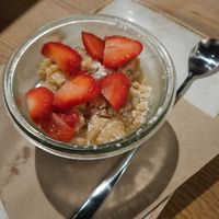 Strawberry cookie crumble dessert at 60 Seconds to Napoli in Leipzig