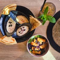 Dreierlei Dip mit Brot, Frühlingsrollen mit Chili-Mango-Dip at Good Food in Cologne