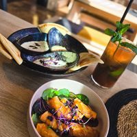 Dreierlei Dip mit Brot, Frühlingsrollen mit Chili-Mango-Dip at Good Food in Cologne