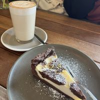 Veganer Zupfkuchen & Chai Latte mit Hafermilch  at Mono Loco in Leipzig