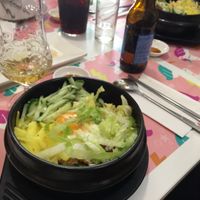 Dolsot bibimbap
Arroz picante con verduras en olla de Piedra caliente
Spicy Mixed Rice with veggies in hot stone pot at Dokdo Korea in Madrid