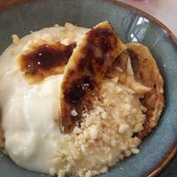 Hawaiian Pancakes: Bananen-Pancakes mit Kokosjoghurt und kandierter Banane und Macadamia-Nüsse  at Villa Kalka in Cologne