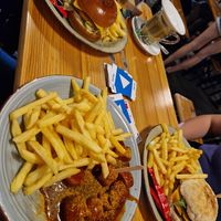 Vegane Currywurst, veganer Kürbis Burger und veganer Hähnchen Burger. Einzeln ca. 10€ at Oxford Pub in Karlsruhe