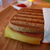 Vollkorntoast mit veganer Wurst und veganem Käse at Couch Potato in Vienna