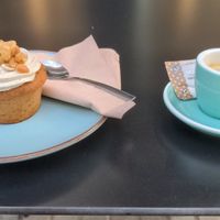 Chai cupcake con frosting de cacahuete (vegan) y café at Holbox in Valencia