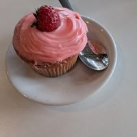 Cupcake de fresa 🍓 at Belenty's Love in Fort Worth