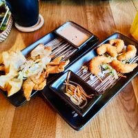 Vegane Wan-Tans mit Erdnusssauce und vegane Shrimps mit veganer Fischsauce at Com Chay in Mannheim