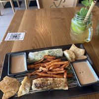 Thap cam chien (gemischte Platte mit Sommerrolle, Frühlingsrolle, Gyoza, Wantan, Süsskartoffelpommes und Soße nach Wahl (hier Erdnusssauce)  at Com Chay in Mannheim