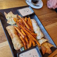 Gemischter Vorspeiseteller mit Erdnusssoße at Com Chay in Mannheim