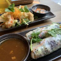 Vorspeise - „Garnelen“ und Sommerrollen. Die Soßen waren sehr lecker! (Hoisin und vegane Fischsoße at Com Chay in Mannheim