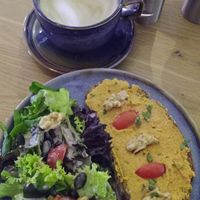 Stulle mit Hummus, Cocktailtomaten und Sprossen (laut Karte...) at Elise in Aachen