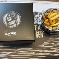 Nice presentation (but a bit wasteful)  at Nickel Burger in Sevilla