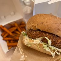 照燒柚子蛋黃醬吉列豬扒漢堡包
Teriyaki Yuzu Mayo Katsu Burger
新豬肉、椰菜及蕃薯條。
Omnipork, cabbage and sweet potato fries.  at Friends of Years in New Territories