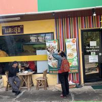 ร้านไม่ใหญ่มาก มีคนแวะเวียนไปกินเรื่อยๆ at Tae Sook Vegan Food in Bangkok