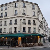 Outside at Loui's Corner in Paris
