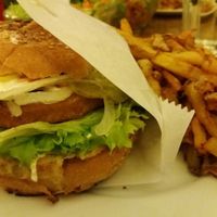 Cheeseburger poulet pané  et frites at vego Foodworld in Berlin