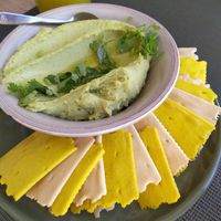 Crackers e hummus caseiro para entrada at Orelha d'Elefante in Ponte De Lima