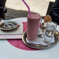 Veganer Erdbeer-Milkshake at Cafe Seegasse in Zell Am See