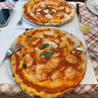 Vegan margherita pizzas  at Oasi in Milan