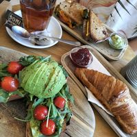 Avocado toast, vegan kaastosti en croissant (niet vegan) at 30ml in Leiden