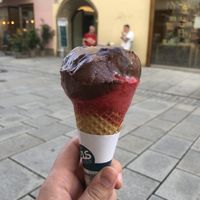 Schokolade und Himbeere. Die Hälfte ist schon weg   at Eis Greissler in Salzburg