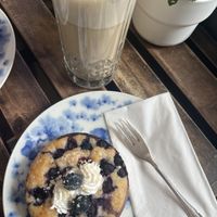 Blaubeer-Weiße Schokolade Törtchen und Chai-Latte mit Hafermilch 🫐  at The Lifestyle Cafe in Cuxhaven