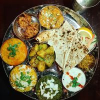 Thali végétarien : un assortiment généreux de plats indiens faits maison, servi avec riz basmati, pain naan et condiments. Parfait pour découvrir nos saveurs (Vegan possible) at Annapurna 2 in Chamonix-mont-blanc