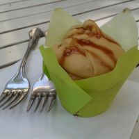 Salted caramel cupcake (vegan) at Rootz in Berlin