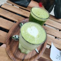 Un matcha latte au lait de coco et un matcha at Lucifer Lives in Brussels