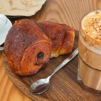 Pains chocolat, cappuccino et chai latte at Lucifer Lives in Brussels