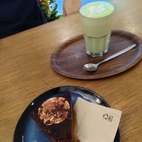 Marche latte + gâteau chocolat at Lucifer Lives in Brussels