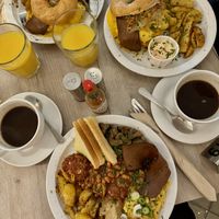 English breakfast e bagel do brunch no domingo   at Lucifer Lives in Brussels