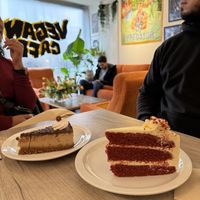 Bolo red velvet e cheesecake de ferrero rocher  at Lucifer Lives in Brussels