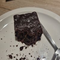 Oops net op tijd. Vegan brownie bijna op at Lucifer Lives in Brussels