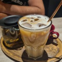 Iced latte en een thé at Lucifer Lives in Brussels