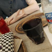 Ritchie cola y té de hibisco at Lucifer Lives in Brussels