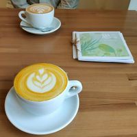 Chai latte & kurkuma latte at SĪTÚ Coffee & Tea in Prague