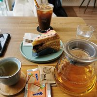 White tea, cake and americano at SĪTÚ Coffee & Tea in Prague