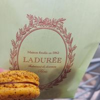 Grapefruit macaron vegan at Ladurée - Quai des Bergues in Geneva