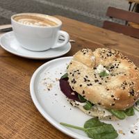 Veganer Bagel mit Mandelcreme und roter Beete at Das Kaff - Bagel Bar & Coffee Salon in Muelheim