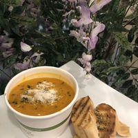 Crema de calabaza acompañada de pan con ajo homemade at La Zanahoria in Bayamon