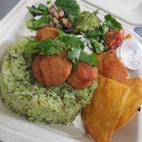 Arroz con cilantro acompañado de crabless cake, ensalada  y chips at La Zanahoria in Bayamon