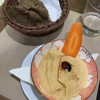 Hummus con carote (avevo già iniziato a mangiare) accompagnato dal loro pane fragrante.   at Tulsi in Barcelona