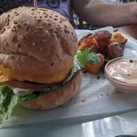 Mushroomburger mit 'Fries' (lecker!) at Tulsi in Barcelona