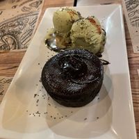 Coulant de chocolate con helado de pistacho  at Tulsi in Barcelona