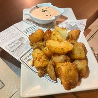 Patatas cinco hierbas con salsa  at Tulsi in Barcelona