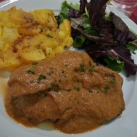 Seitán con salsa de vino tinto y patata asada at Tulsi in Barcelona