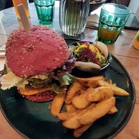 Burger mit kleiner beilage at Tabula Rasa in Colmar