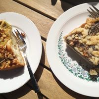 Super guter Rhabarberkuchen und Mohn-Streusel-Kuchen (beide vegan) at bedda in Freiburg